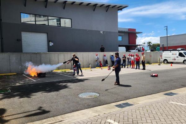 uso-de-extintores-136986F42-F4B1-4A89-D056-903E9DBC6512.jpg